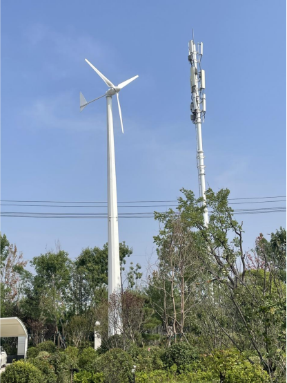 某工廠廠區內水平軸風力發電機配置